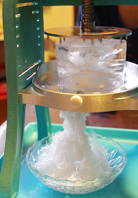 New Swan Cast-iron Shaved Ice Cup and Cubes Hawaiian Shaver